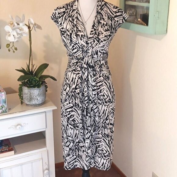 BCBG Black and Cream Abstract Design Dress. Soft Girl. Cateer. - Picture 11 of 16